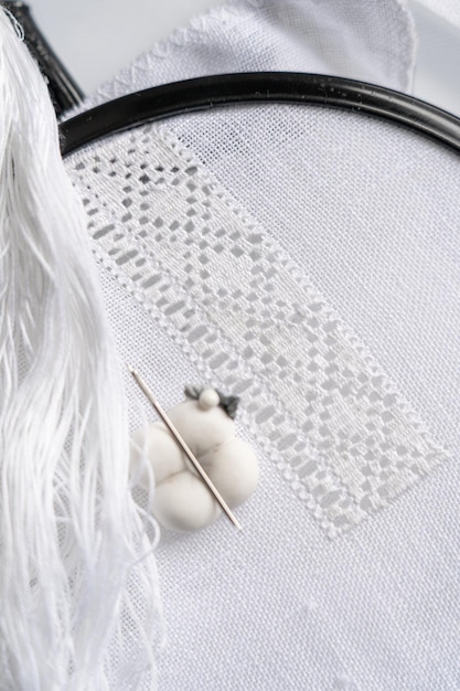 broderie delicată pe pânză pastel